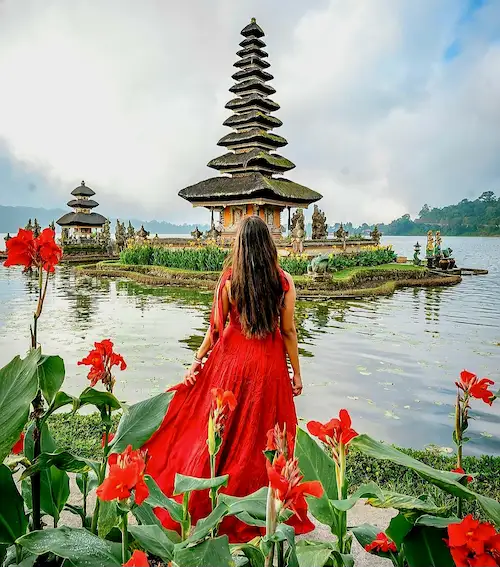 north-bali-day-trips Traveler enjoying North Bali day trip with ulun danu temple