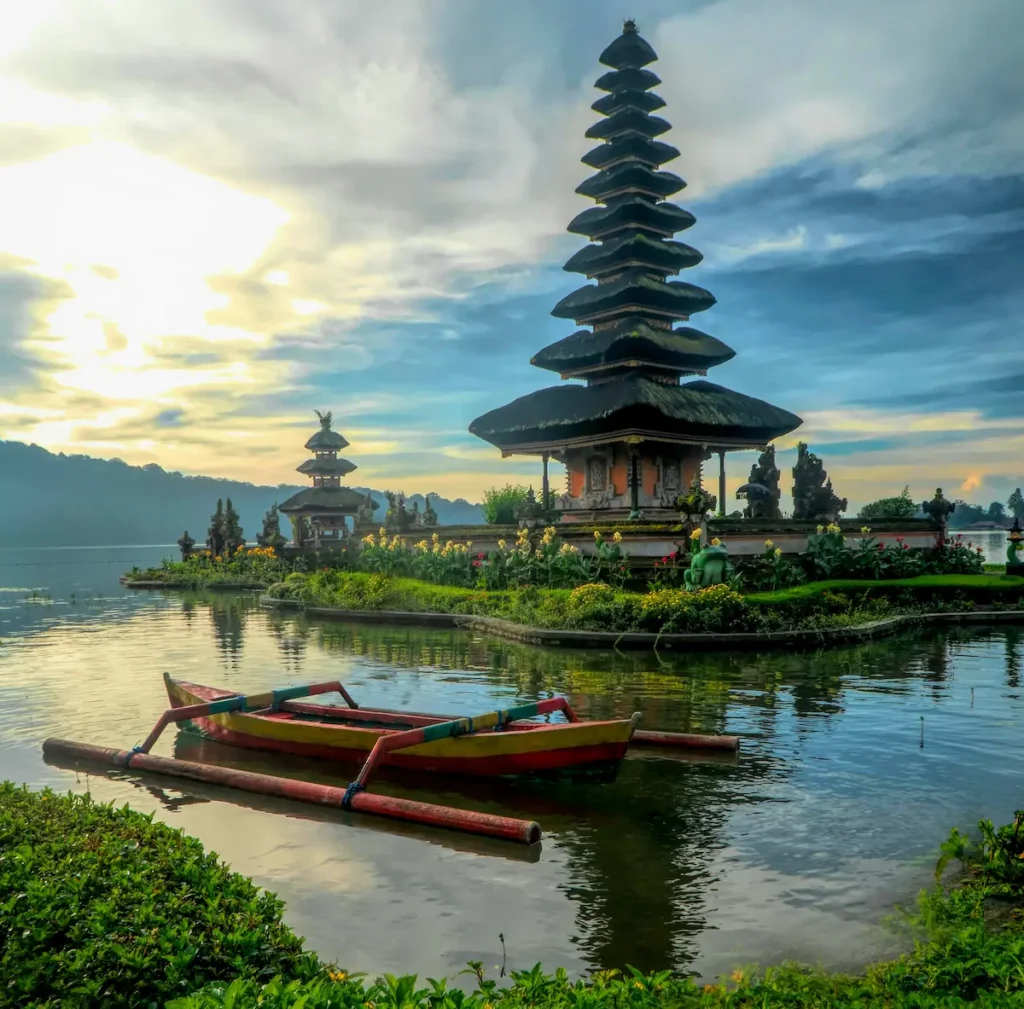 Ulun Danu Temple on a Bali day trip – Explore culture, temples, and waterfalls with Aventuria