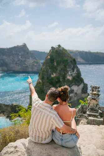 Romantic couple exploring Diamond Beach on a Nusa Penida private tour