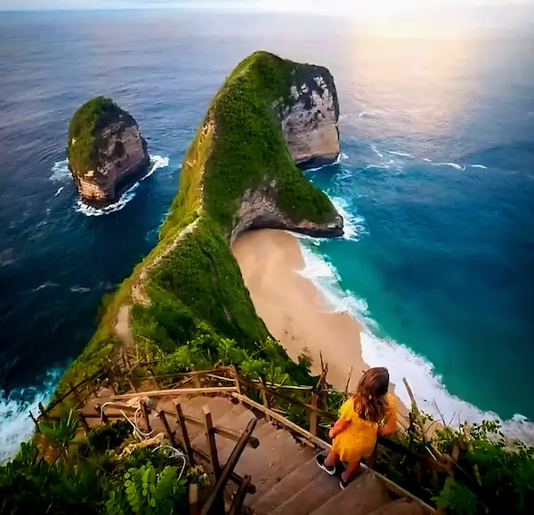 Panoramic view of Kelingking Cliff and turquoise ocean at Nusa Penida – Aventuria Bali Private Tour