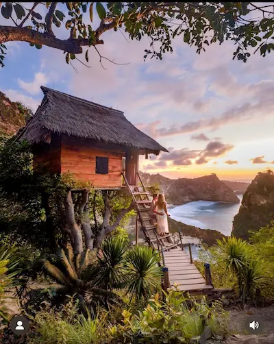 Romantic couple posing at Rumah Pohon Molenteng with breathtaking ocean views in Nusa Penida